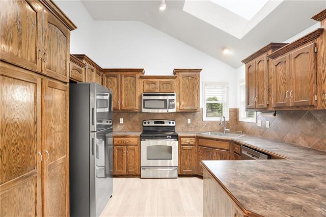 9015 N Essex Drive, Kansas City, MO 64156