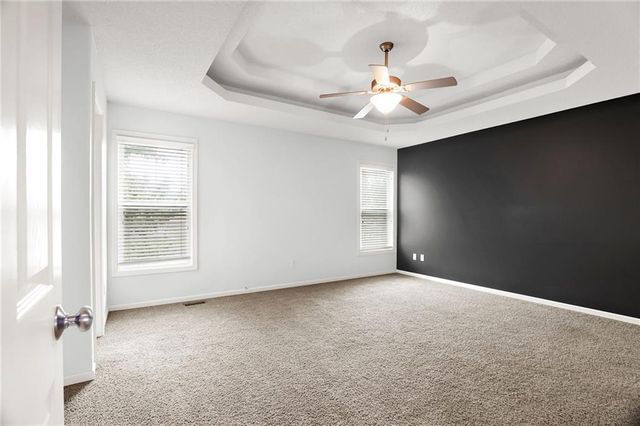 9015 N Essex Drive, Kansas City, MO 64156