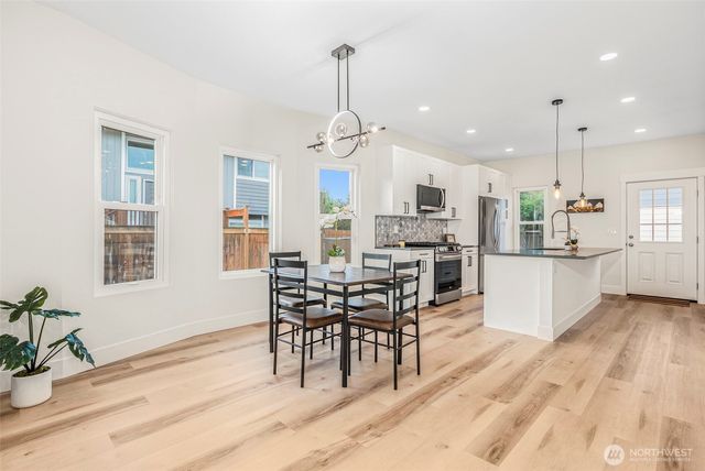 529 4th Avenue SE, Puyallup, WA 98372