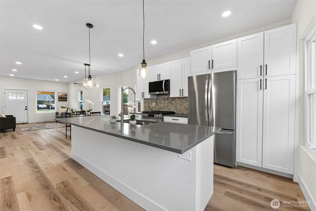 529 4th Avenue SE, Puyallup, WA 98372