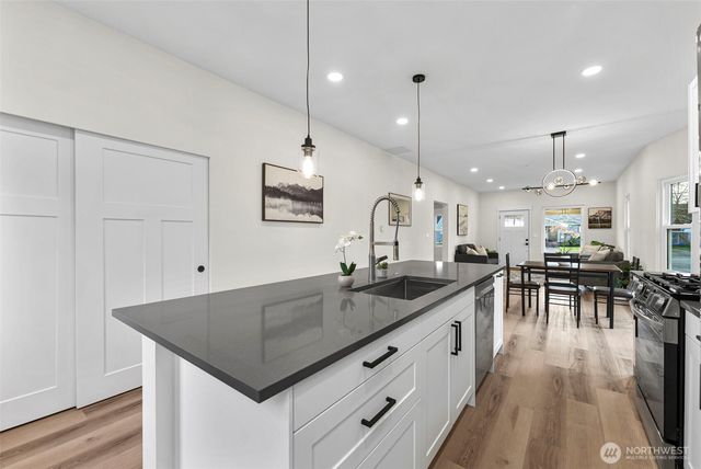 529 4th Avenue SE, Puyallup, WA 98372