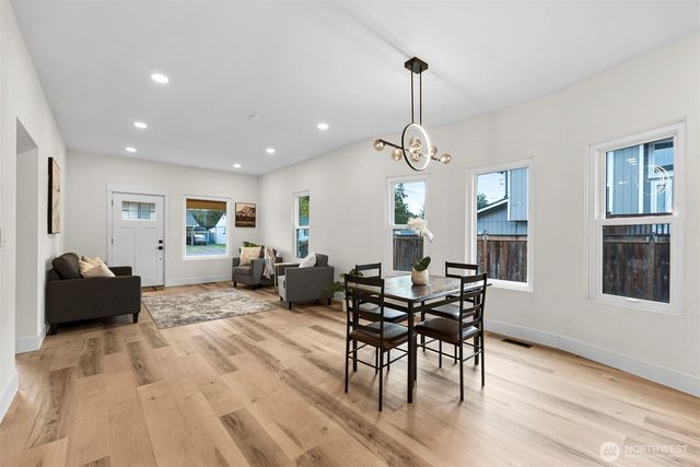 529 4th Avenue SE, Puyallup, WA 98372