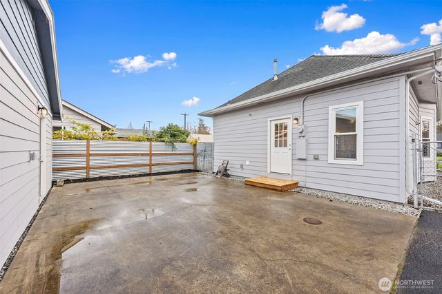 529 4th Avenue SE, Puyallup, WA 98372