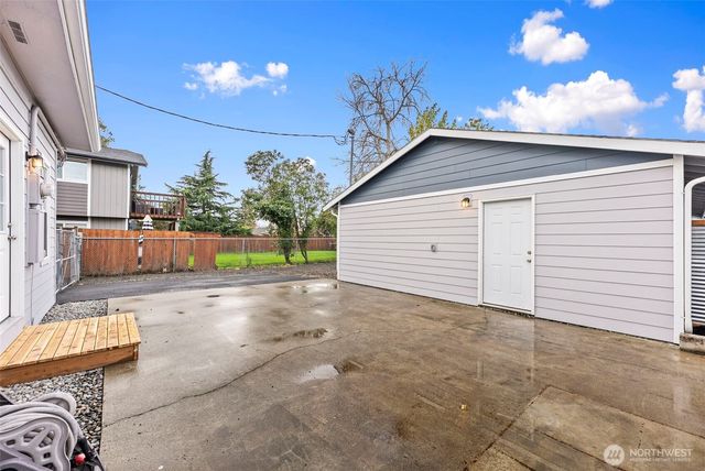 529 4th Avenue SE, Puyallup, WA 98372