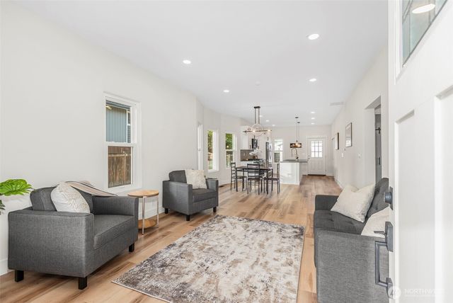 529 4th Avenue SE, Puyallup, WA 98372