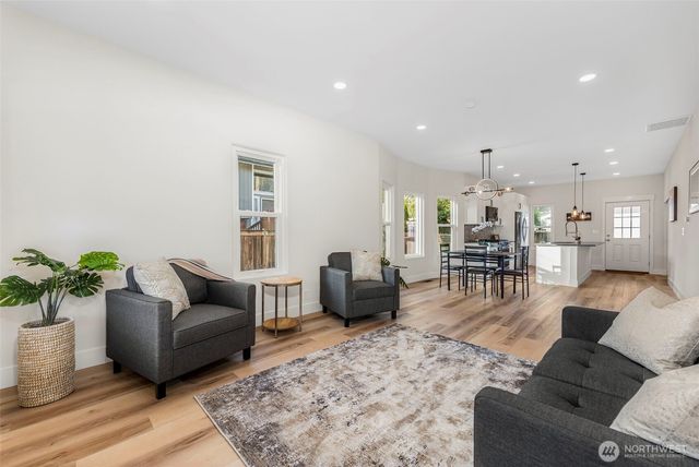 529 4th Avenue SE, Puyallup, WA 98372