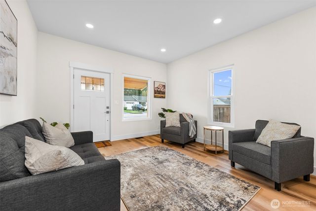 529 4th Avenue SE, Puyallup, WA 98372