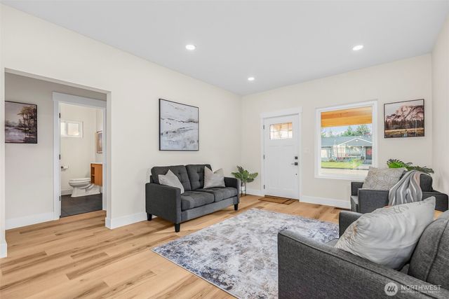 529 4th Avenue SE, Puyallup, WA 98372