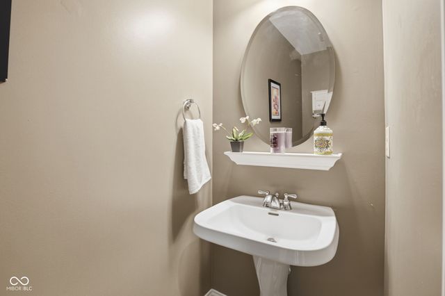 10514 Stonegate Drive, Fishers, IN 46040