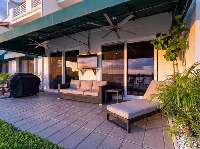 318 N Lake Drive, Lantana, FL 33462