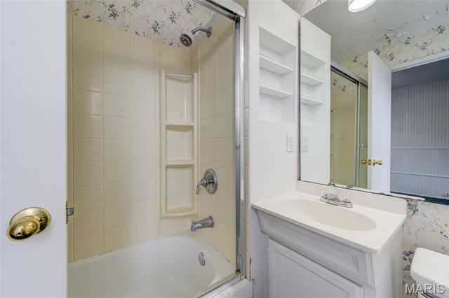 909 Madison Street, St Charles, MO 63301