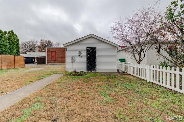 909 Madison Street, St Charles, MO 63301