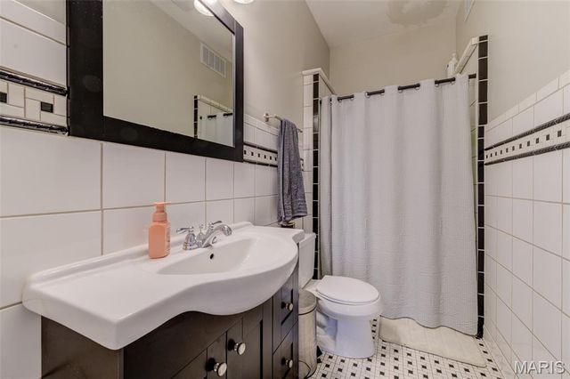 909 Madison Street, St Charles, MO 63301