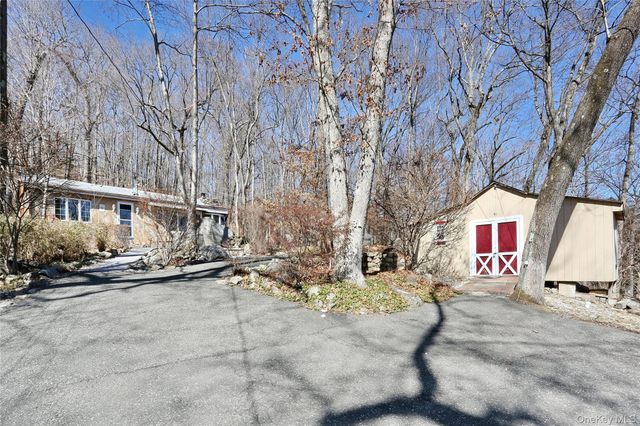 31 Hemlock Hill Lane, Montebello, NY 10901