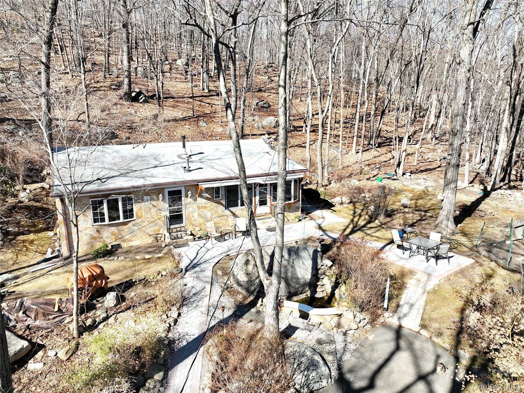31 Hemlock Hill Lane, Montebello, NY 10901