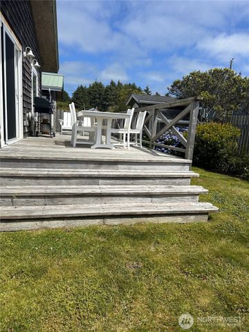 45 Central Avenue, Pacific Beach, WA 98571