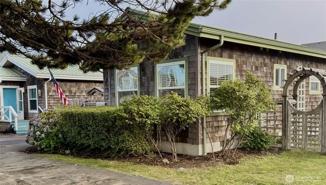 45 Central Avenue, Pacific Beach, WA 98571