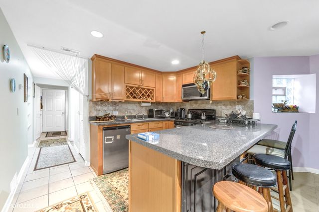 2523 W Iowa Street, Chicago, IL 60622