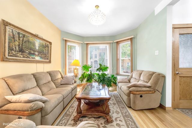 2523 W Iowa Street, Chicago, IL 60622
