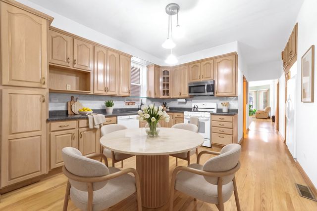 2523 W Iowa Street, Chicago, IL 60622