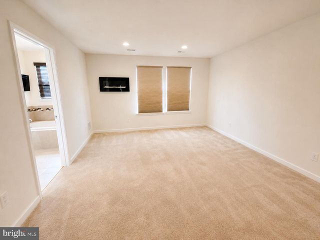 113 VILLAGE GREEN LN, Sicklerville, NJ 08081