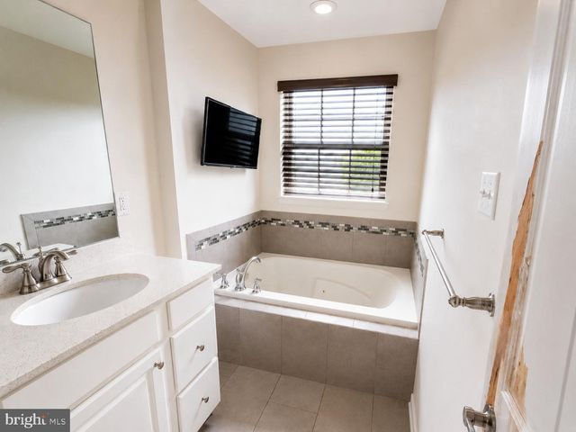 113 VILLAGE GREEN LN, Sicklerville, NJ 08081