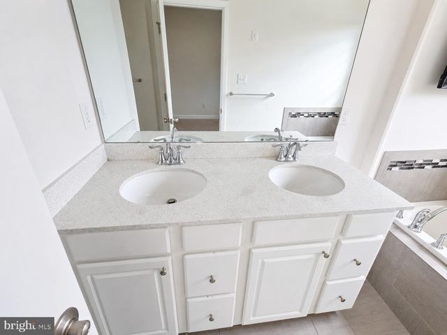113 VILLAGE GREEN LN, Sicklerville, NJ 08081