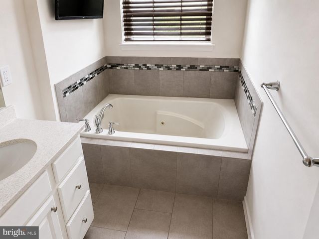 113 VILLAGE GREEN LN, Sicklerville, NJ 08081