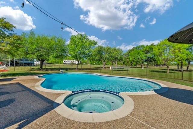 1411 Honeysuckle Ridge Court, Midlothian, TX 76065