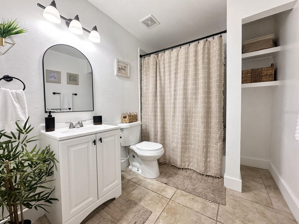 Image 11 of property listing at 6508 N GLEN AVE, Tampa, FL 33614