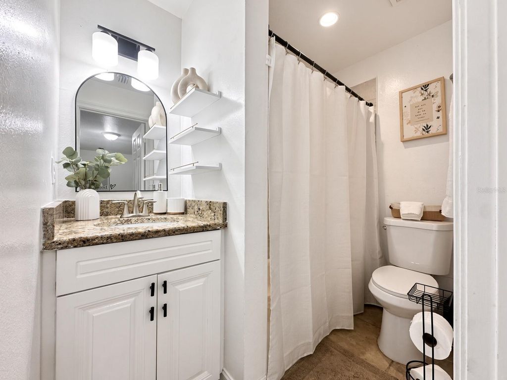 Image 12 of property listing at 6508 N GLEN AVE, Tampa, FL 33614