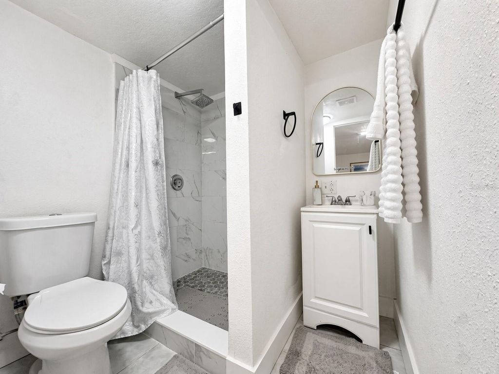Image 15 of property listing at 6508 N GLEN AVE, Tampa, FL 33614