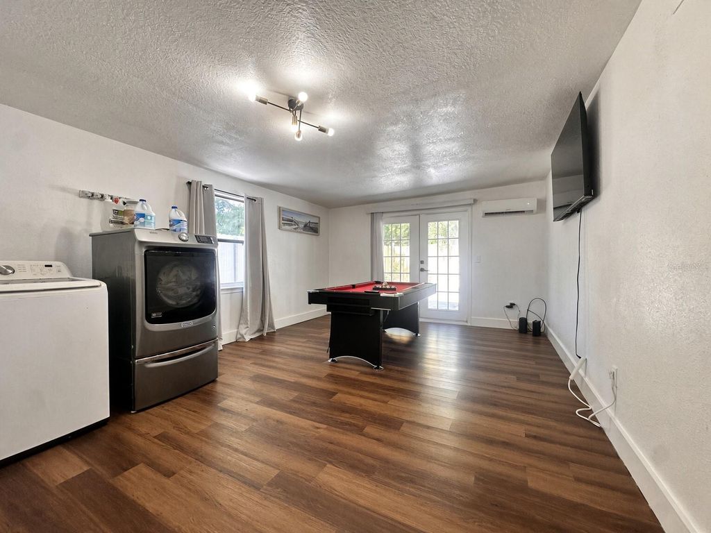 Image 16 of property listing at 6508 N GLEN AVE, Tampa, FL 33614