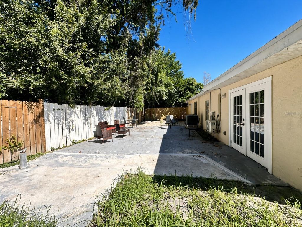 Image 20 of property listing at 6508 N GLEN AVE, Tampa, FL 33614