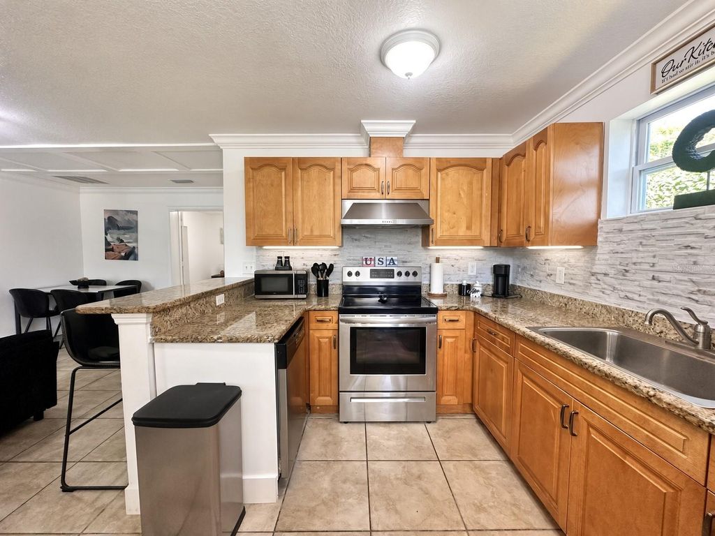 Image 3 of property listing at 6508 N GLEN AVE, Tampa, FL 33614