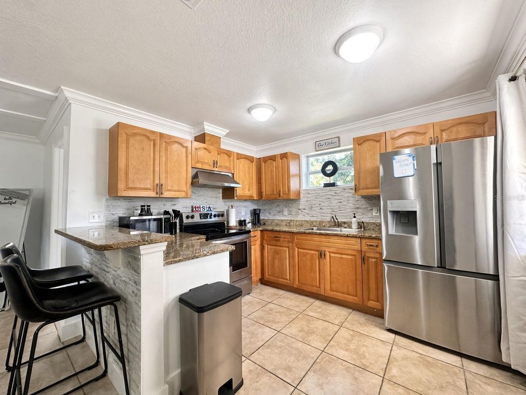 Image 4 of property listing at 6508 N GLEN AVE, Tampa, FL 33614