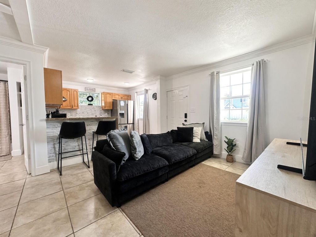 Image 5 of property listing at 6508 N GLEN AVE, Tampa, FL 33614