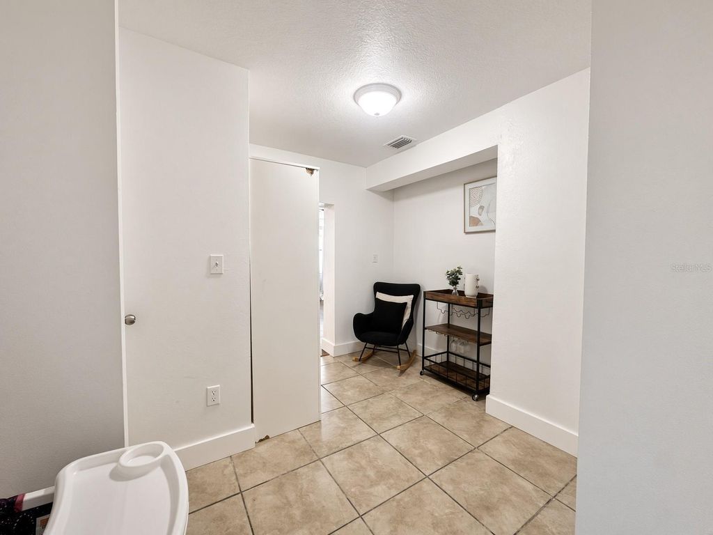Image 6 of property listing at 6508 N GLEN AVE, Tampa, FL 33614