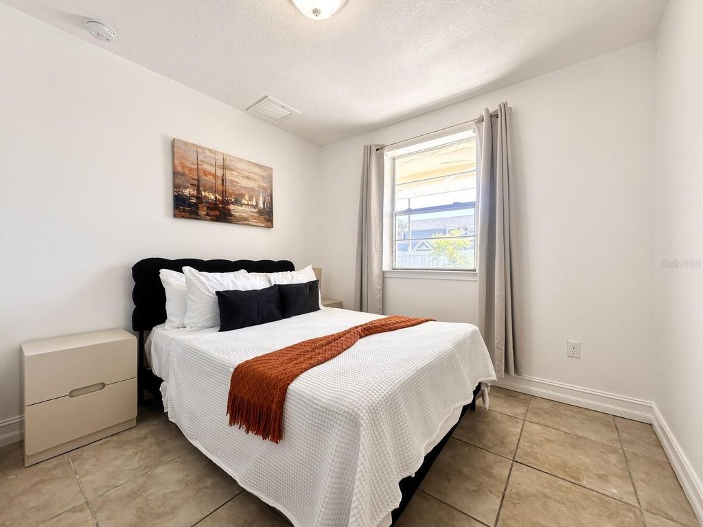 Image 7 of property listing at 6508 N GLEN AVE, Tampa, FL 33614