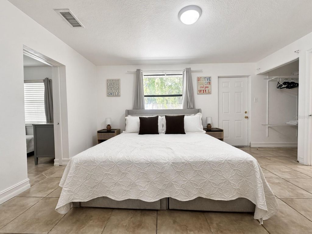 Image 8 of property listing at 6508 N GLEN AVE, Tampa, FL 33614