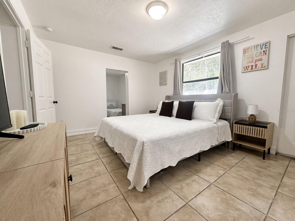 Image 9 of property listing at 6508 N GLEN AVE, Tampa, FL 33614