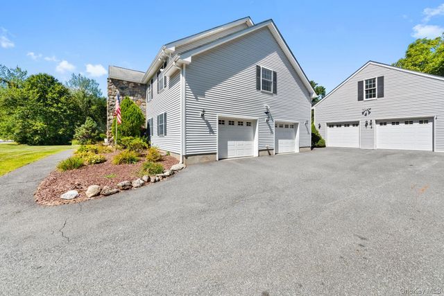 70 Oak Pond Lane, Mahopac, NY 10541