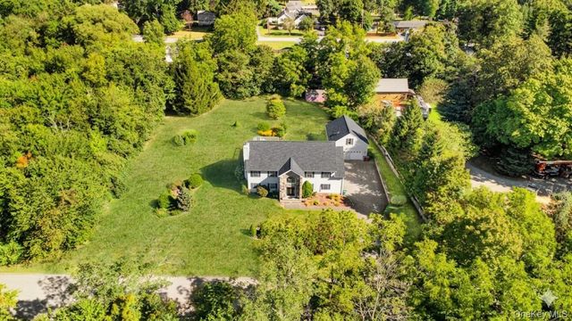 70 Oak Pond Lane, Mahopac, NY 10541