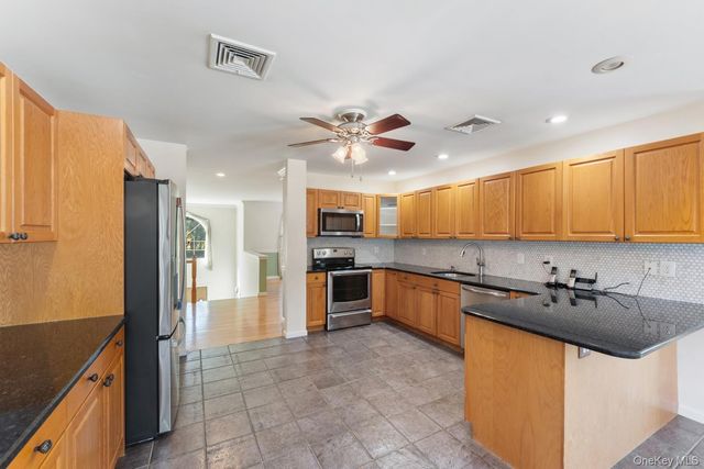 70 Oak Pond Lane, Mahopac, NY 10541