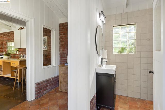 1500 Hampel Street, Oakland, CA 94602