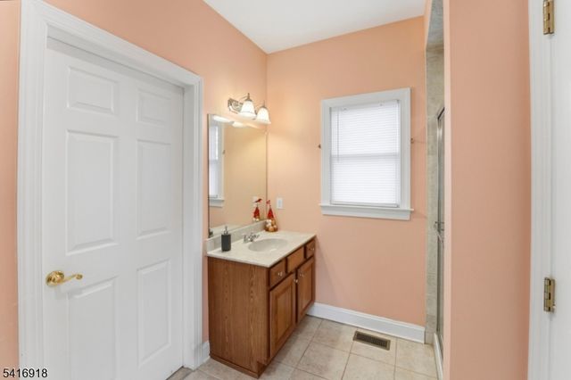 3 Cole Ct, Raritan Twp., NJ 08822