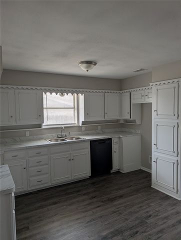 2009 Ming Drive, Edgecliff Village, TX 76134