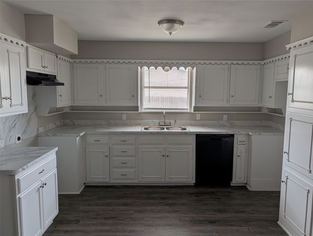 2009 Ming Drive, Edgecliff Village, TX 76134