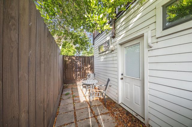 611 E 20th Street B, Houston, TX 77008