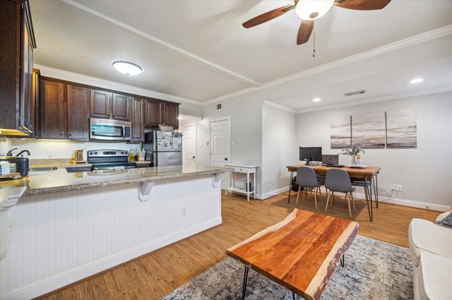 611 E 20th Street B, Houston, TX 77008